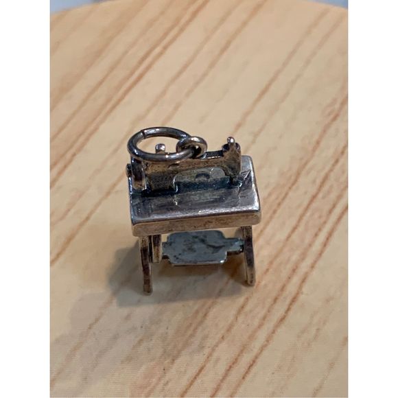 .925 Vintage Sewing Machine Sterling Silver Jewelry Charm #sew #treadle machine - Picture 5 of 6